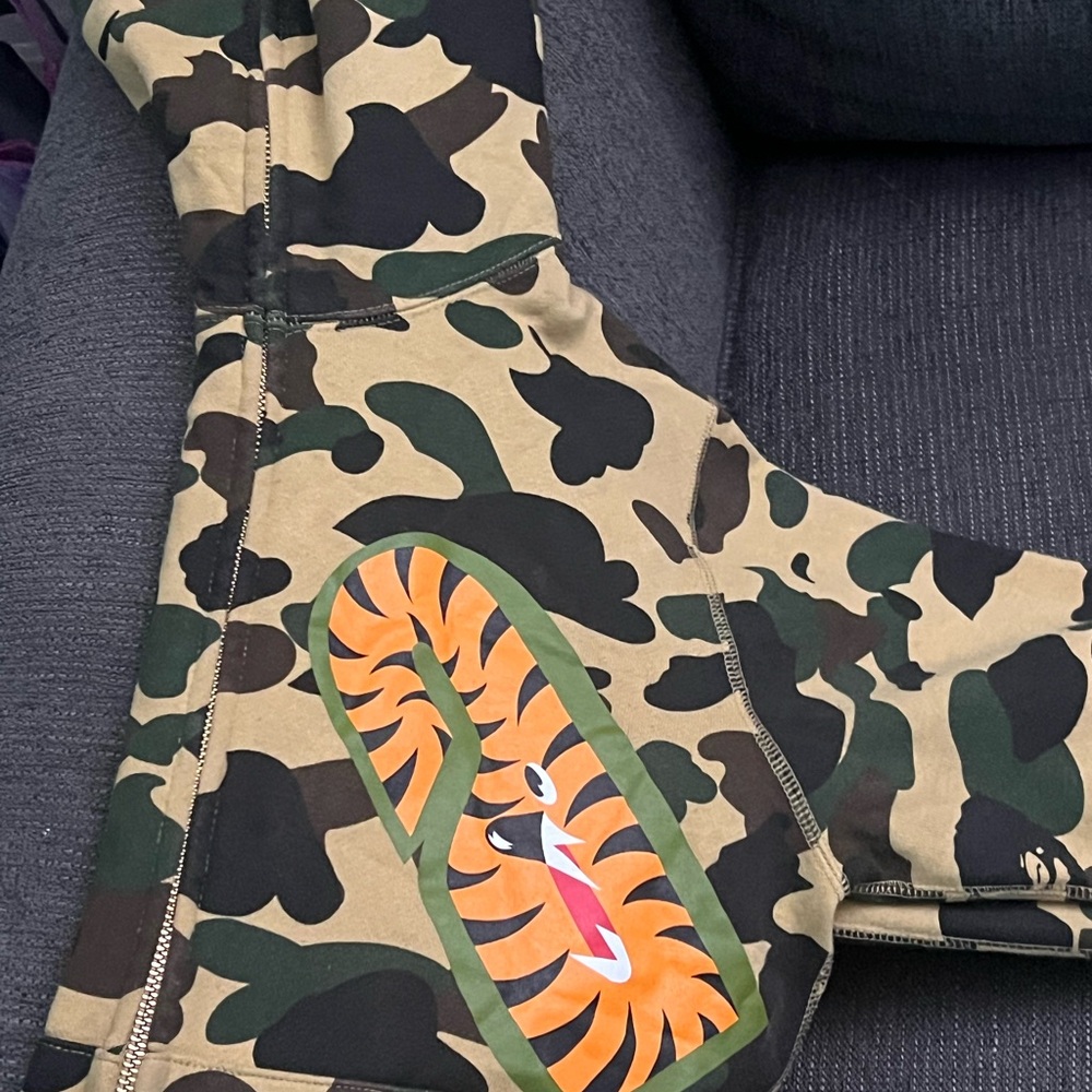 BAPE Zip up hoodie
Size men sm (fits like a kid large/X-Large)